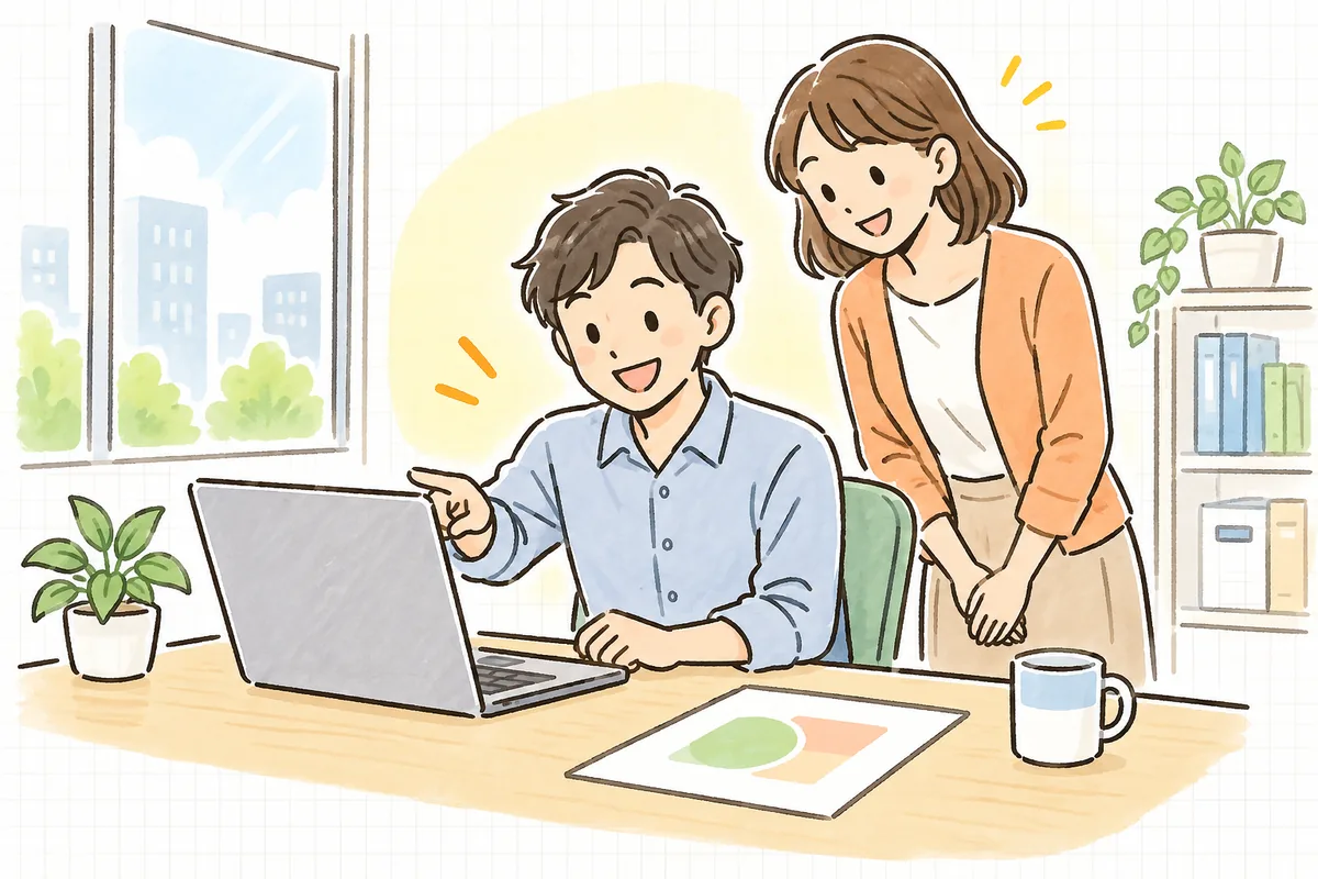明るいオフィスで、WEB担当者がノートパソコンの画面を指さしながら、隣の同僚と笑顔で画面をのぞき込んでいる様子